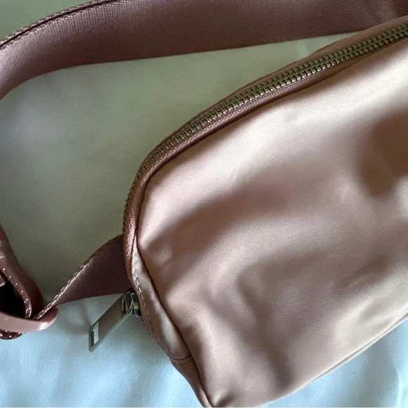 🆕💕 Lululemon OG Everywhere Belt Bag - Pink Pastel (Metal Hardware) - Picture 2 of 8